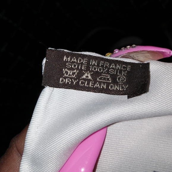 Extra large Chanel scarf - Picture 7 of 13